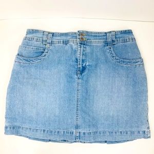 GLORIA VANDERBILT jeans skirt w/shorts.Size10.